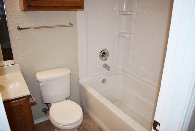 Building Photo - "Great 3-2-2 Home with Open Floor Plan and Spacious Backyard!"