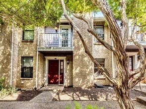 Building Photo - Charming & Modern 2/BR and 2/BA Home Near ...