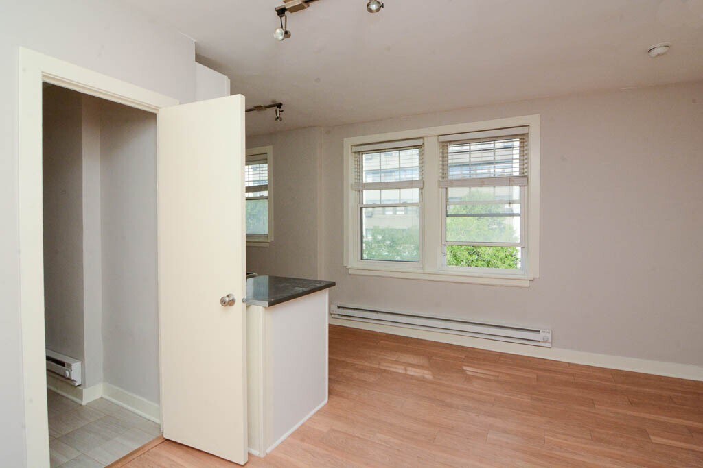 Building Photo - 511 W Belmont Ave