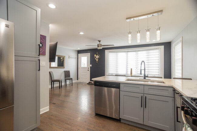 Building Photo - 9945 Sunnyside Ave