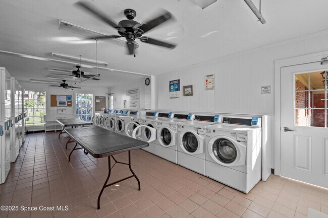 Building Photo - 145 E Colonial Ct