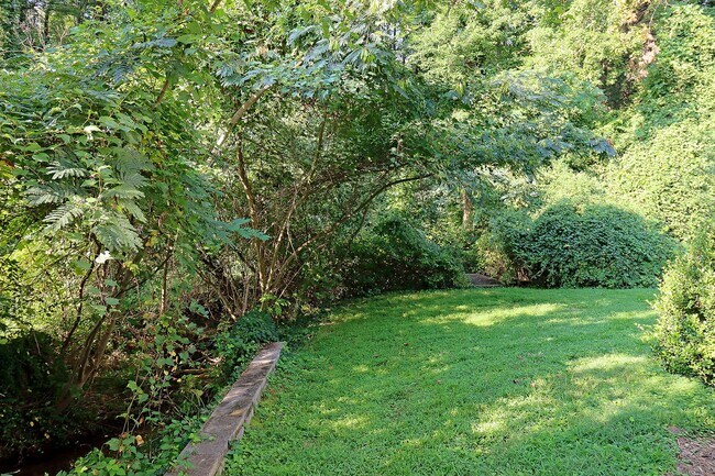 Building Photo - Dog-Friendly Apartment Near UVA & Downtown