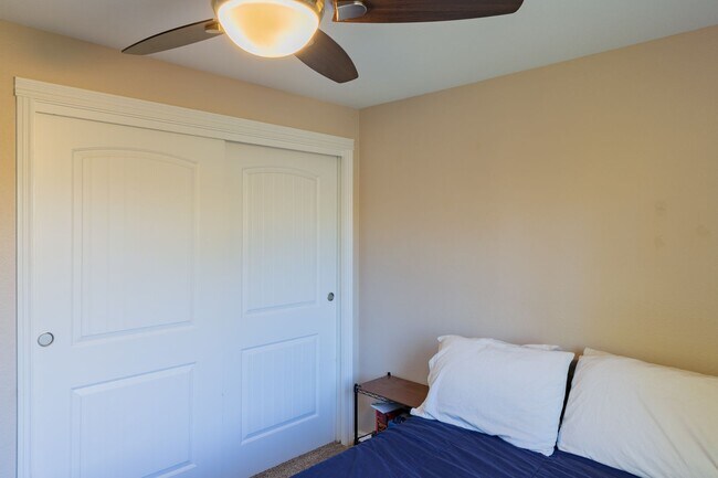 Building Photo - Updated Boise Ave. Townhome in great location!