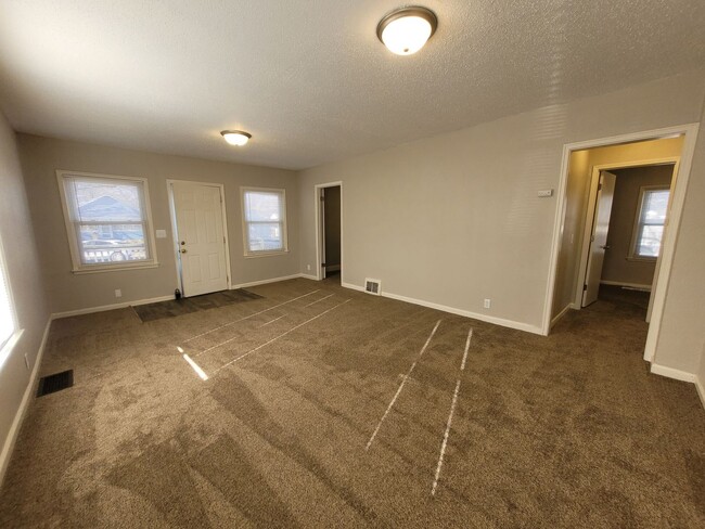 Building Photo - Pet Friendly 2 Bedroom Home with detached ...