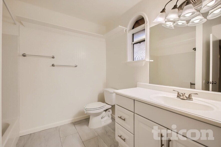 Building Photo - 2455 E Broadway Rd