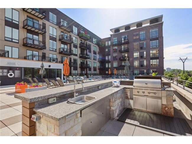 Building Photo - 401 SE Main St