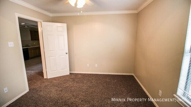 Building Photo - 807 N Englewood Ave