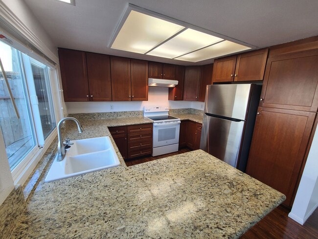 Building Photo - Spacious Two story 3 bed 2.5 baths + 2 car garage in great school district.