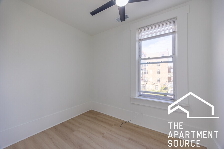 Building Photo - 2301 N Leavitt St