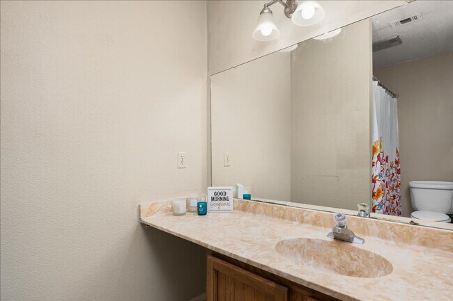 Building Photo - Great Location, Immediate Move In available - 2 bed / 2 bath Condo - 100% off First Month's rent!