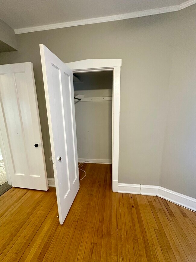 Building Photo - 6327 N Oakley Ave