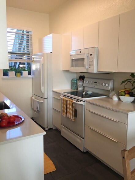 kitchen - 127 Shoreline Ct