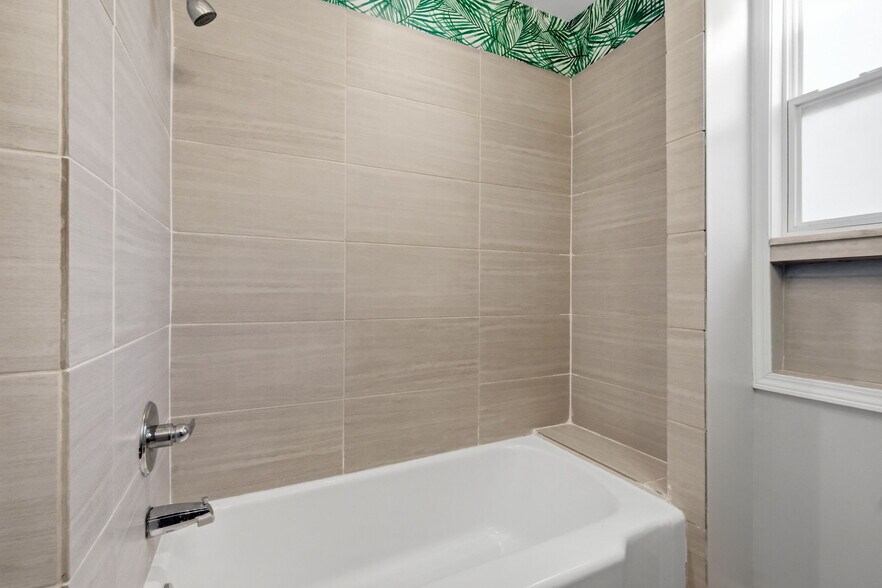 Building Photo - 2303 Sherbrook St