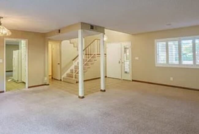 Building Photo - Stately Executive Home on a Cul de sac Ava...