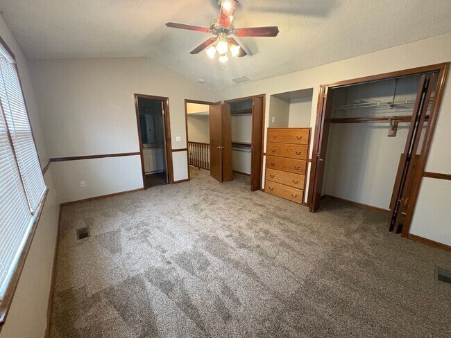 Building Photo - 4 bedroom in Liberty MO!! Brand New Flooring!