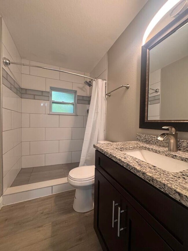 Building Photo - 3/2 with Bonus Room in South Daytona