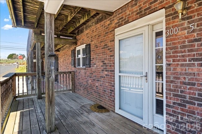 Building Photo - 300 E Gold St