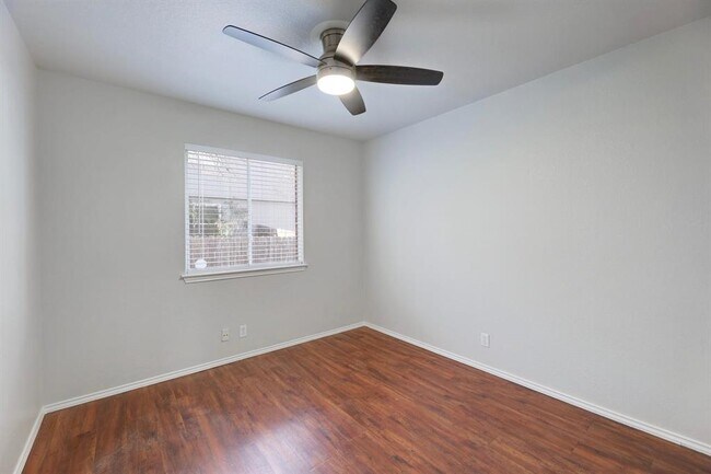Building Photo - 9505 Woodvale Dr