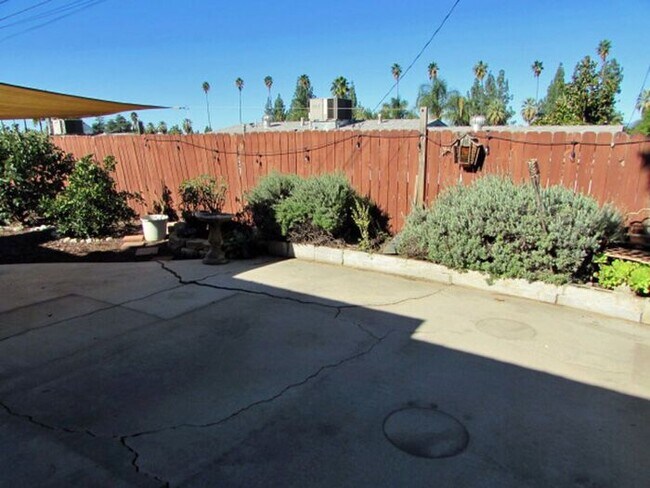 Building Photo - 4BR/2BA house with fenced backyard in South Redlands