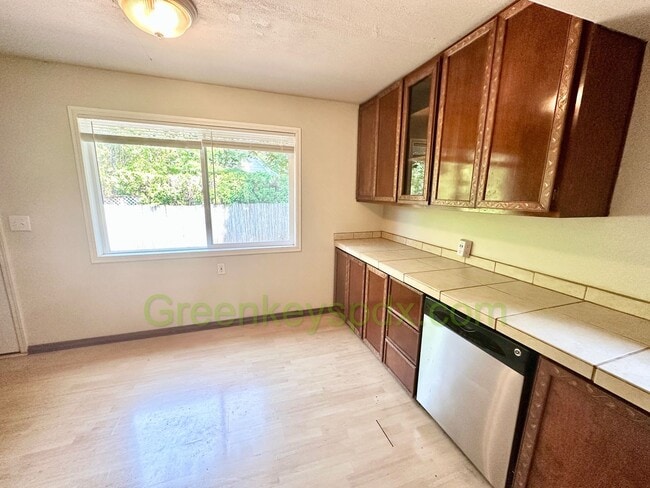 Building Photo - 3-Bedroom, 2-Bathroom House with Attached ...