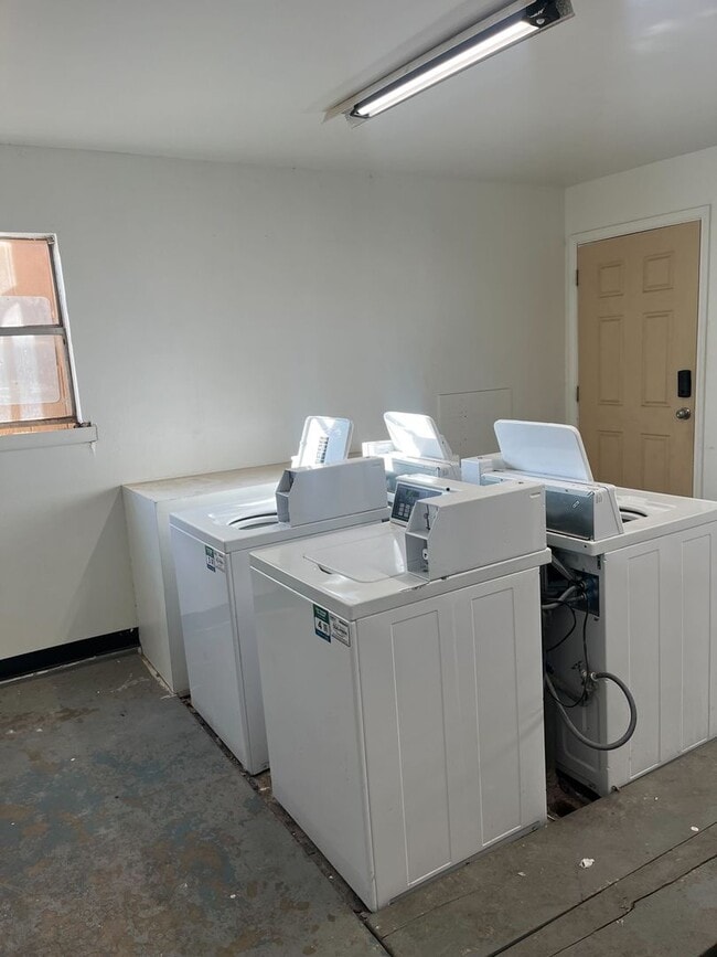 Building Photo - Remodeled units AVAILABLE NOW! Leasing fast!!!