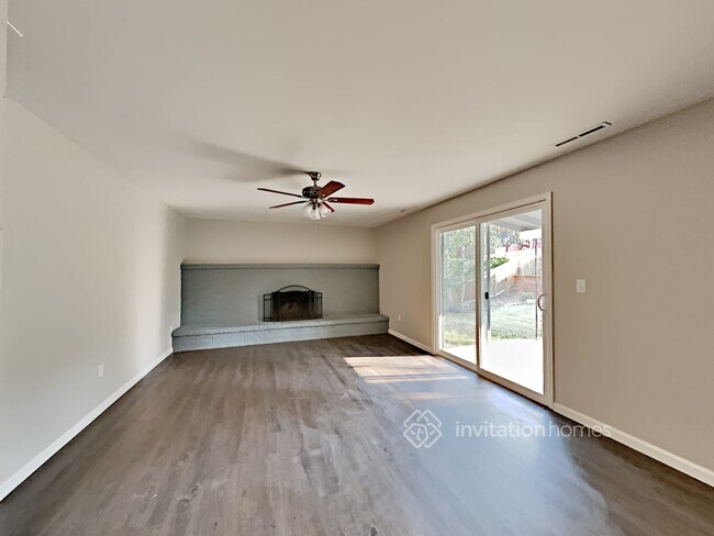 Building Photo - 5424 Del Rey Dr