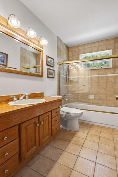 Building Photo - 704 Juniper Dr