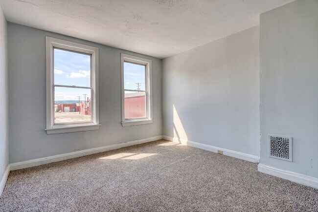 Building Photo - Newly Renovated 3 Bedroom, 1 Bathroom Townhouse
