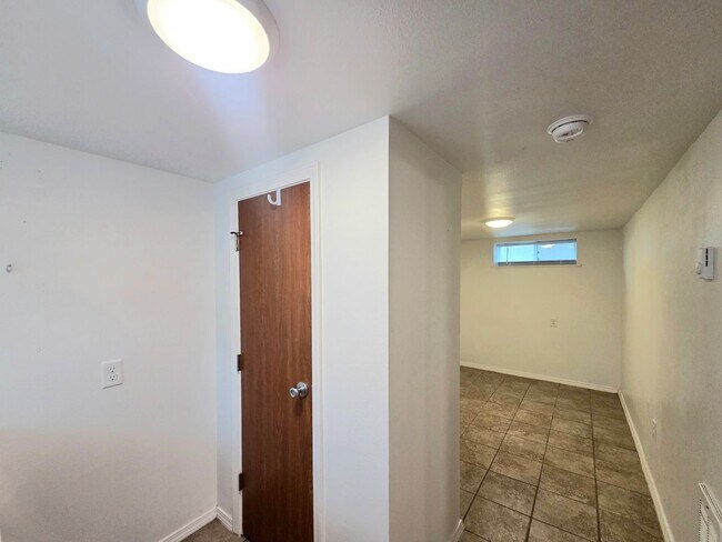 Building Photo - 1121 Monitor Ave