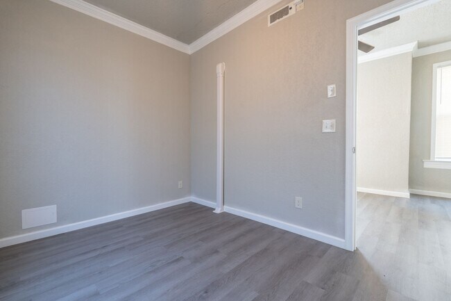 Building Photo - MOVE IN READY 2 Bedroom in the Heart of Oceanview!
