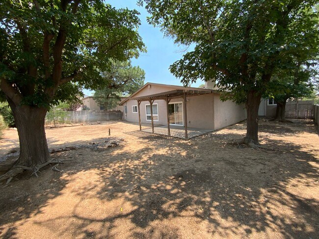 Building Photo - 3 Bedroom Single Story Home Available Near...