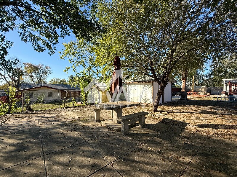 Building Photo - 319 Surrels Ave