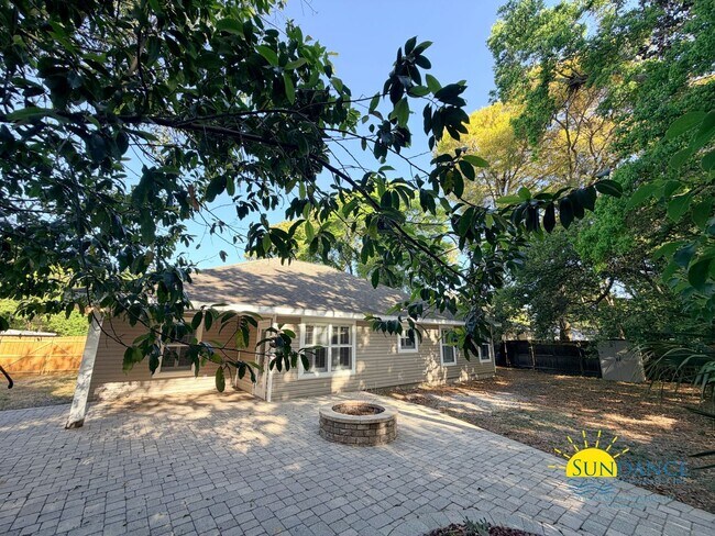 Building Photo - Charming 3-Bedroom Home in Elliott Point, Fort Walton Beach!