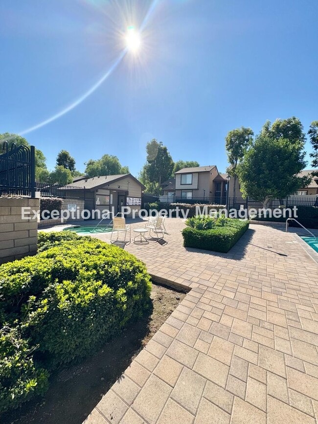 Building Photo - Ready to move in 2 bedroom 3 bath home!