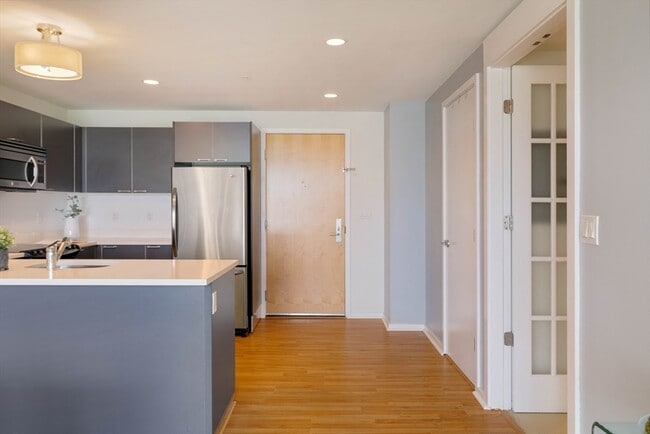 Building Photo - 2 Earhart St