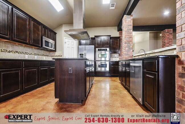 Building Photo - GORGEOUS 3 BEDROOM HOME WITH SOLAR PANELS!!