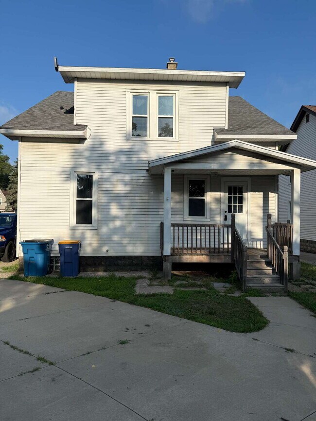 Building Photo - Charming 4 Bedroom Home with 2 Full Baths in Grand Rapids