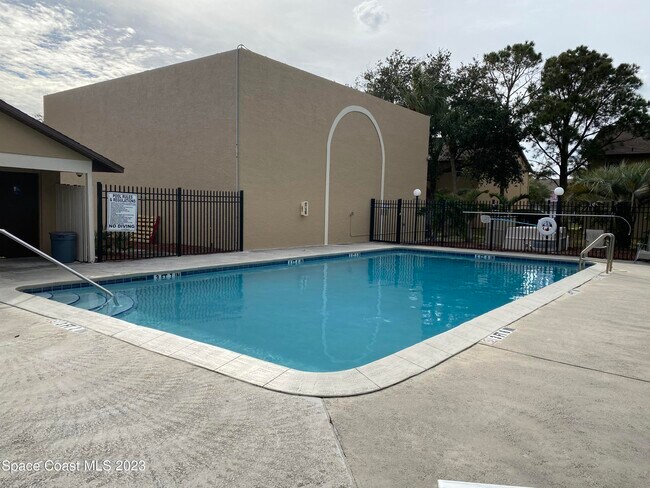 Building Photo - 210 Spring Dr