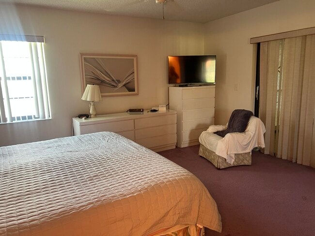 Building Photo - 10399 S Circle Lake Dr