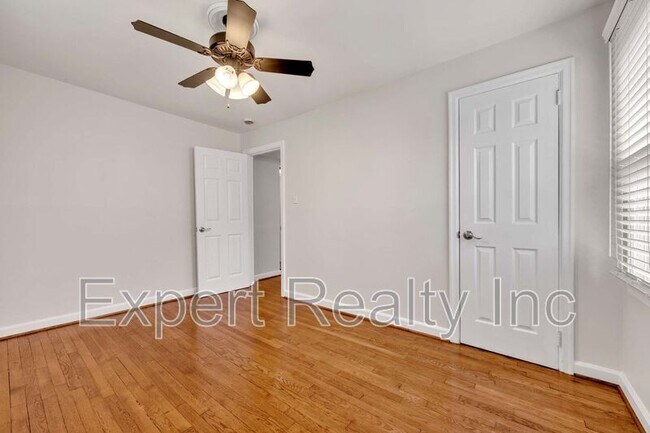 Building Photo - 7119 1st Ave S