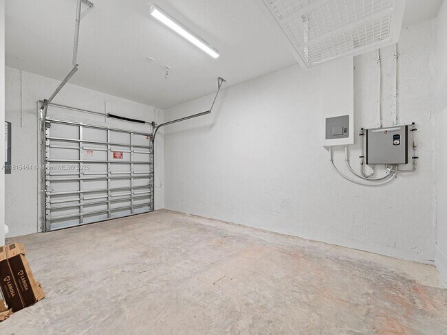 Building Photo - 682 SE 14th St