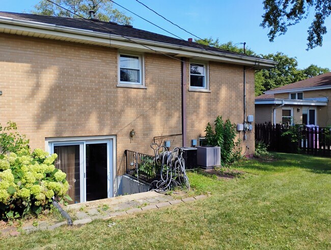 Building Photo - 904 S Edward St