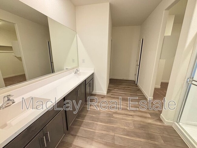 Building Photo - 675 N Crowned Dove Trail