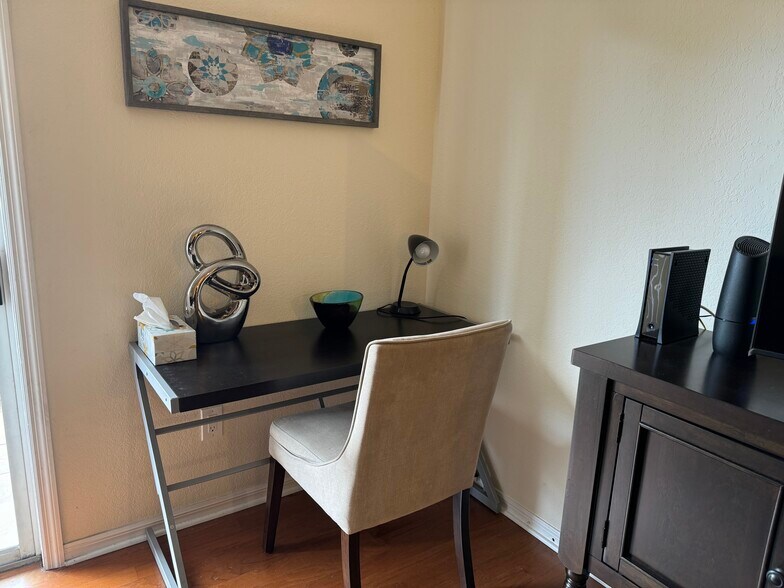 Building Photo - 10263 Gandy Blvd N