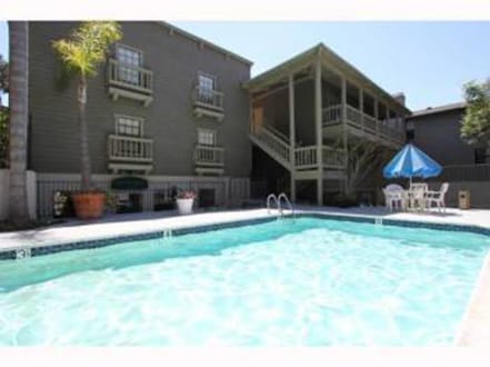 Pool & Jacuzzi Area - 2225 Linwood St