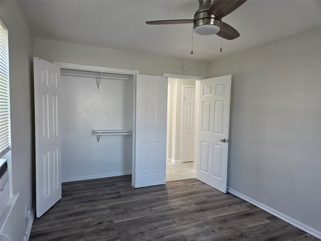 Building Photo - 619 13th St