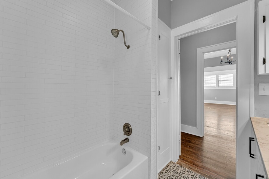 Building Photo - 811 N Lindell Ave