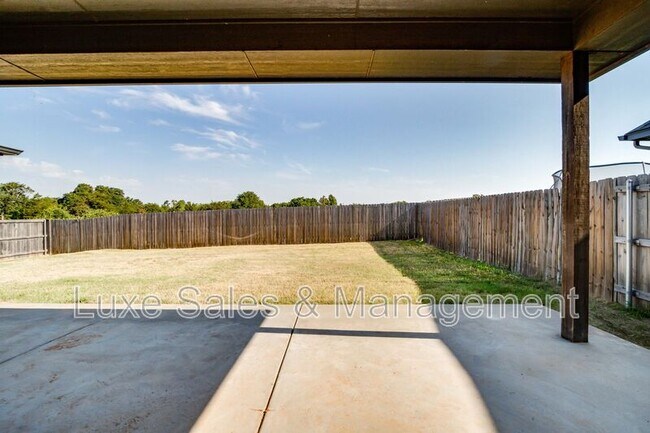 Building Photo - 6133 Oxnard St