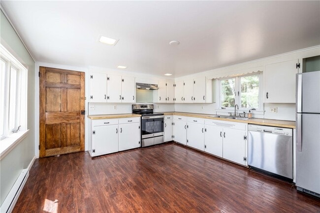 Building Photo - 1253 Fairport Rd