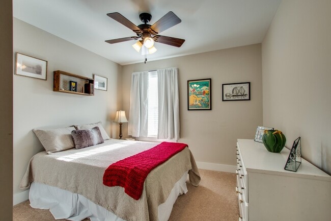 lots of natural lighting - 1632 Shadow Green Dr